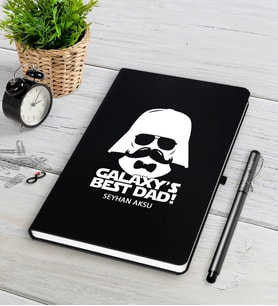 BK Gift Kişiye Özel Galaksinin En İyi Babası Siyah Defter Kalem Seti