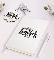 BK Gift Kişiye Özel İngilizce Öğretmeni Beyaz Defter Kalem Ve Anahtarlık Hediye Seti-15 (Model 1)