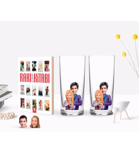 BK Gift Kişiye Özel Renkli Baskılı Sevgililer Karikatürlü İkili Rakı Bardağı ve Rakı Cep Kitabı Hediye Seti-89 (Model 1)