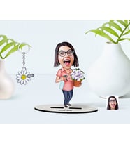 BK Gift Kişiye Özel Ev Hanımı Karikatürlü 3D Ahşap Biblo ve İsimli Silver Papatya Anahtarlık-2 (Model 1)