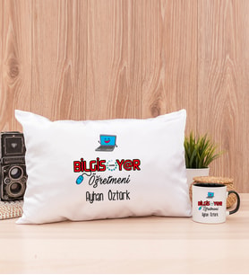Bilgisayar Öğretmeni Dikdörtgen Yastık ve Siyah Kupa Bardak