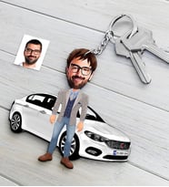 BK Gift Kişiye Özel Bay FIAT Egea Figürlü Plakalı Ahşap Karikatür Anahtarlık-3 (Beyaz)