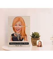 BK Gift Kişiye Özel Dünyanın En Güzel Kadını Karikatürlü Otantik Masaüstü Ahşap Palet Çerçeve-3 (Beyaz)