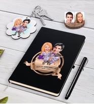 BK Gift Kişiye Özel Yılın En Mükemmel Çifti Karikatürlü Siyah Defter Kalem ve Anahtarlık Hediye Seti-56 (Model 1)