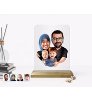 BK Gift Kişiye Özel Tesettürlü Aile Karikatürlü Ahşap Standlı Çerçeve-4 (Beyaz)