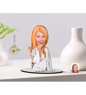 BK Gift Kişiye Özel Kadın Model Karikatürlü 3D Ahşap Biblo ve İsimli Gold Papatya Anahtarlık-2 (Model 1)