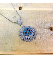 GÜMÜŞ TELKARİ TURKUAZ TAŞLI ÇİÇEK KOLYE 