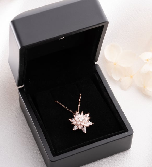 Silvano Jewelry 925 Ayar Gümüş Işıklı Kutuda Buzlu Beyaz Lotus Kolye