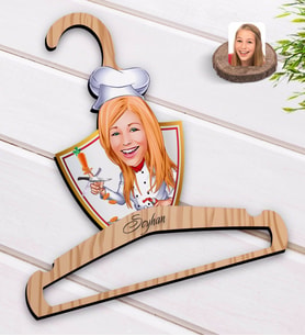 BK Gift Kişiye Özel Kadın Chef Karikatürlü Standart Boy Ahşap Elbise Askısı-1