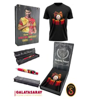 Galatasaray Orijinal Lisanslı We Are Gala T-Shirt + Uçlu Kalem Set Hediyelik Ahşap Kutulu (Siyah)