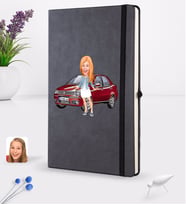 BK Gift Kişiye Özel Plakalı Kadın Fiat Albea Karikatürlü Siyah Termo Deri Defter 16x24cm Model 1