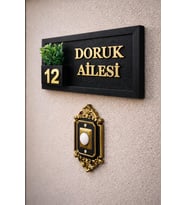 Kişiye Özel Ahşap Kapı İsimliği Çiçekli – 10x20 cm MDF Dekoratif Kapı Tabelası (Siyah)
