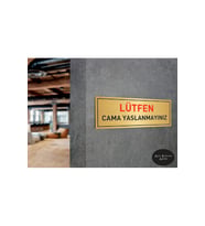 LÜTFEN CAMA YASLANMAYINIZ YAZISI GOLD METAL LEVHA 20 x 7  cm