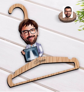BK Gift Kişiye Özel Erkek Radyolojist Karikatürlü Standart Boy Ahşap Elbise Askısı-1