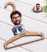 BK Gift Kişiye Özel Erkek Radyolojist Karikatürlü Standart Boy Ahşap Elbise Askısı-1
