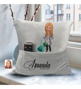 BK Gift Kişiye Özel Eczacı Karikatür Tasarımlı Organizer Kumanda ve Atıştırmalık Cepli Gri Kırlent Yastık-5 Arkadaşa Hediye, Cepli Yastık