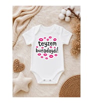 Teyzem Buradaydı Baskılı Bebek Zıbını – Öpücük Detaylı Eğlenceli Kız ve Erkek Bebek Body