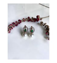 Zirkon Taşlı Oval Tasarım İnci Küpe