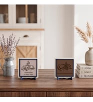 Yaratıcıya Sığınmayı Anan Hasbünallâhu Ve Nîmel Vekîl ve Arapça Besmele İçeren Dekoratif Stantlı İkili Masa Dekoru 10x10 cm, Açık Kahve - Yavru Ağzı