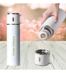 HEDİYESİ BİZDEN KİŞİYE ÖZEL İSİM BASKILI BARDAKLI TUTMA KULPLU PASLANMAZ ÇELİK TERMOS 580 ML -BYL526