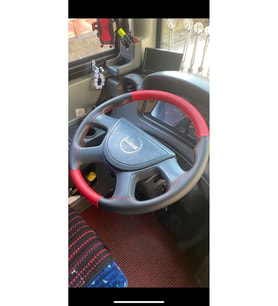 DİKİŞLİ DİREKSİYON KILIFI SİYAH/KIRMIZI DERİ KIRMIZI DİKİŞLİ ISUZU NOVO OTOBÜS İÇİN HIZLI KARGO