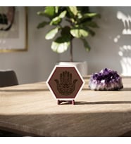 Modern Hamsa motifli masaüstü dekoru, yaşam alanlarına şans ve estetik katan minimalist tasarım 10x10 cm, Açık Kahve