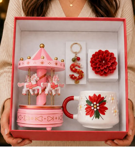 Pembe Kurmalı Müzikli Atlı Karınca / Lotus Mum / Kırmızı El Yapımı Kupa Bardak / El Yapımı Epoksi Harf Anahtarlık / Hediye Seti AYN34 Kişiye özel