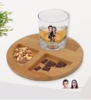 BK Gift Kişiye Özel Sevgililer Karikatürlü Viski Bardağı ve Doğal Masif Ahşap Yuvarlak Sunum Tabağı Çerezlik Hediye Seti-6