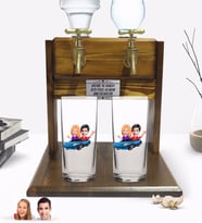 BK Gift Kişiye Özel Sevgililer Tasarımlı İkili Rakı Bardağı ve Çift Musluklu Doğal Ahşap Rakı Standı-52 (Model 1)