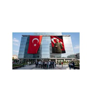 Askeri Üniformalı Başkomutan Mustafa Kemal Atatütk ve Türk Bayrağı Bayrak ve Türk Bayrağı Premium Raşel Kumaş 2'li Set 10x15 metre Ata82