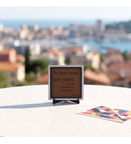 İnşirâh Suresi 5. Ayet Yazılı Özel Tasarım Dekoratif Masaüstü Objesi, Ev ve Ofis İçin Anlamlı Aksesuar 10x10 cm