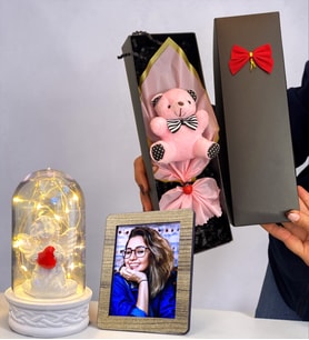Kişiye Özel Fotoğraflı LED Işıklı Beyaz Melekli Fanus ve Kutuda Pembe Ayıcık Buketi Hediye Seti