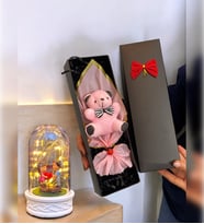 Özel Kutusunda Pembe Ayıcık Buketi & Işıklı Kalp Tutan Çiftli Fanus  Ayıcık Buketi