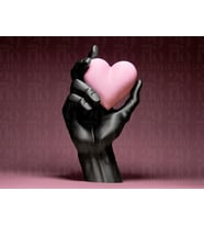 Modern Tasarım Siyah El Heykeli ve Pembe Kalp Figürü - 3D Dekoratif Biblo (Siyah-Pembe)
