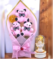 Led Işıklı Beyaz Melekli Fanus ve Büyük Boy Tasarım Pembe Peluş Ayıcık Buketi