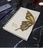 Kişiye Özel Kelebek Desenli Ahşap Kapaklı Defter - Ajanda - İsme Özel - A5 60 Yaprak (120 SAYFA) Hediyelik (Gold)