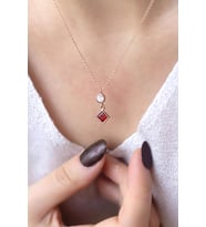 Kırmızı Beyaz Taşlı 925 Ayar Yuvarlak Kare Gümüş Kolye-Rose