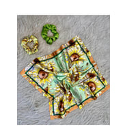 Kadın Dijital Baskılı Ayçiçek Fular & Simit Toka Seti – 1 Fular (48×48 cm) + 2 Simit Toka