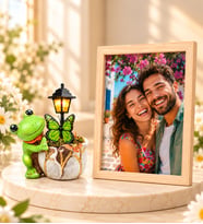 Kişiye Özel Fotoğraflı Ahşap Çerçeve ve Sevimli Yeşil Kurbağa Masa Lambası Hediye Seti