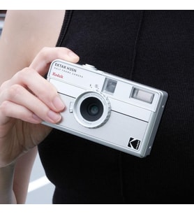 KODAK EKTAR H35N Yarım Çerçeve Film Kamera, 35 mm, Yeniden Kullanılabilir, Odaksız, Ampul Fonksiyonu, Dahili Yıldız Filtresi, Kaplamalı Geliştirilmiş Lens (Film ve AAA Pil Dahil Değildir) (Çizgili
