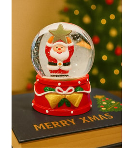2026 Yılbaşı Temalı LED Işıklı Yıldız Tutan Noel Baba Kar Küresi 9 cm Orta Boy Yeni Yıl Süsü - 48