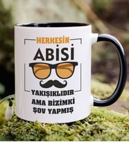 BK Gift Herkesin Abisi Yakışıklıdır Ama Bizimki Şov Yapmış Tasarımlı Siyah Kupa Bardak, Doğum Günü Hediyesi