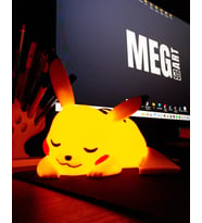 FingArt Uyuyan Pikachu Lamba – Pilli, Orijinal Tasarım, Dekoratif Işıklı Figür (Standart)
