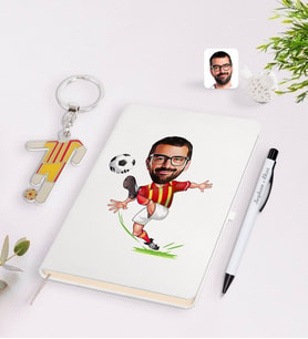 BK Gift Kişiye Özel Sarı-Kırmızı Futbolcu Karikatürlü Defter Kalem ve Formalı Metal Anahtarlık Seti Model 1
