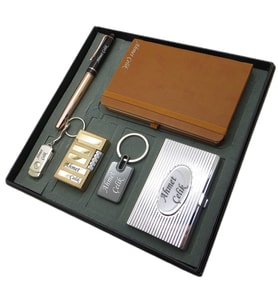 Signator® Petra  Kişiye Özel Set - 32 Gb. Usb Bellek + Çakmak + Not defteri  + Anahtarlık + Kalem ve Kartvizitlik  İsme Özel Hediyelik Set (Karışık)