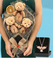 Büyük Boy 3'lü Tasarım Peluş Ayıcık Buketi ve Zümrüdü Anka Kuşu Kolyesi (Model 5)
