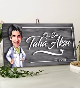 BK Gift Kişiye Özel Doktor Karikatürlü Gri Dekoratif Ahşap Tabela-2