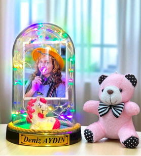 Kişiye Özel Renkli Led Işıklı Biblolu Fanus ve Pembe Peluş Ayıcıklı Anahtarlık (Model 10)