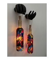 Siyah Renkli Erkek Eli Heykeli Ve Tıpa Peri Led Işıklı Vitray Cam Şarap Şişesi Aplik 2'li Set (Çok Renkli)