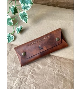 ALESTA LEATHER İsme Özel El Yapımı Hakiki Deri Kalemlik (Koyu Taba)